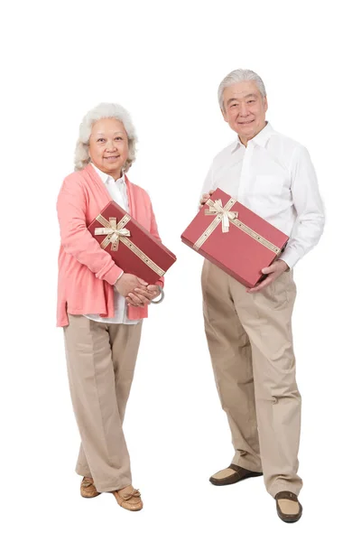 Seniorenpaar Hält Geschenkbox Der Hand — Stockfoto