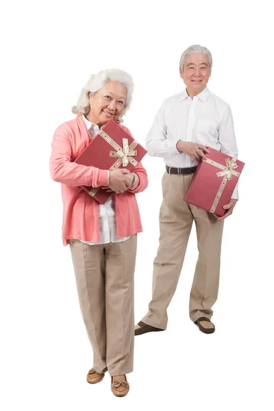 Oudere Echtpaar Met Geschenkdoos — Stockfoto
