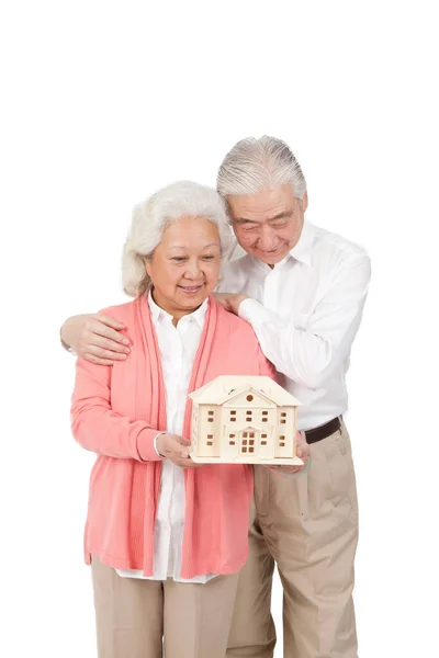 Pareja Mayor Sosteniendo Modelo Edificio —  Fotos de Stock