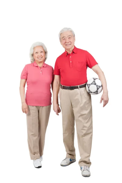 Casal Sênior Segurando Bola Soccor — Fotografia de Stock