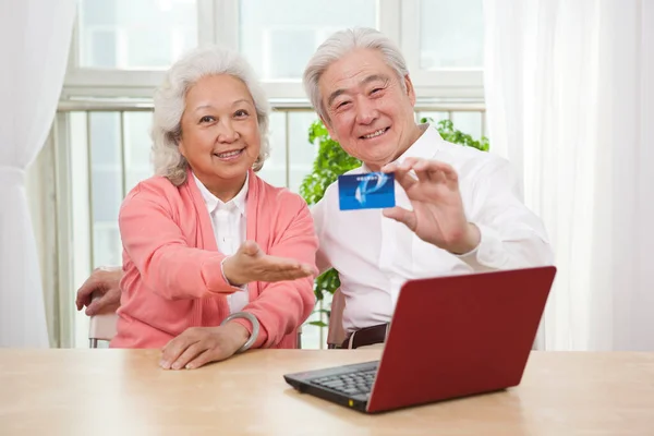 Senior Couple Holding Credit Card — Stock Photo, Image