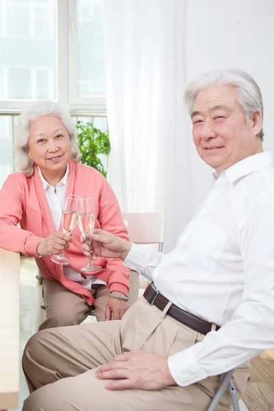 Seniorenpaar Stößt Auf Jubiläum — Stockfoto
