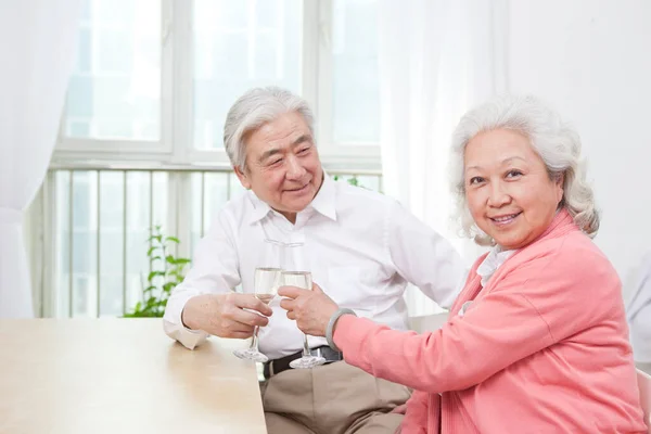 Senior Paar Toasten Voor Jubileum — Stockfoto