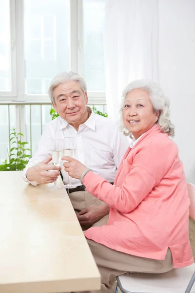 Seniorenpaar Stößt Auf Jubiläum — Stockfoto