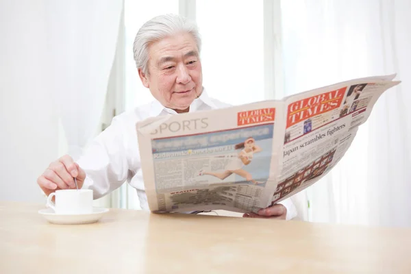 新聞を読んでいた先輩が — ストック写真