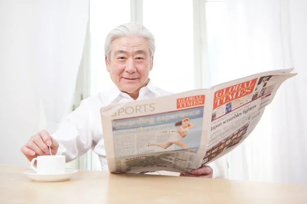 新聞を読んでいた先輩が — ストック写真