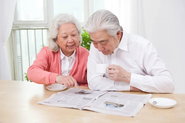 Seniorenpaar Liest Zeitung — Stockfoto