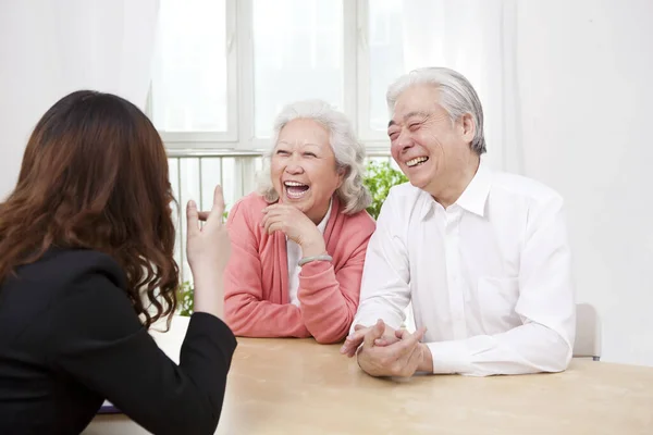 Ung Kvinna Pratar Med Äldre Par — Stockfoto