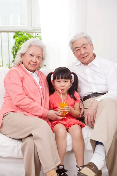 Casal Sênior Com Neta — Fotografia de Stock