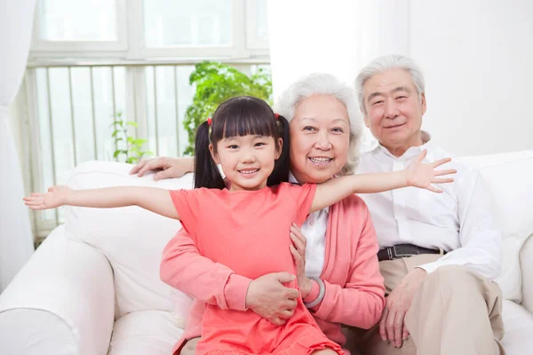 Seniorenpaar Mit Enkelin — Stockfoto
