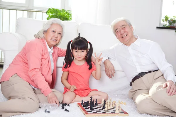 老夫妇和孙女玩捉迷藏游戏 — 图库照片