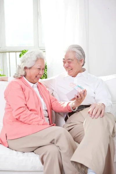 Oudere Echtpaar Met Geschenkdoos — Stockfoto