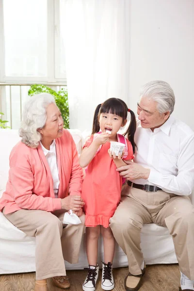 Senior Couple Granddaughter — Stock Photo, Image