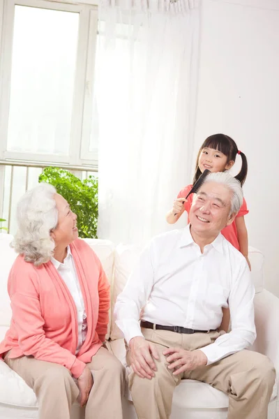 Oudere Echtpaar Met Kleindochter — Stockfoto