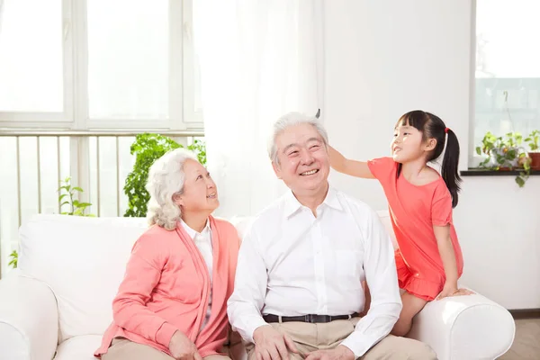 Oudere Echtpaar Met Kleindochter — Stockfoto