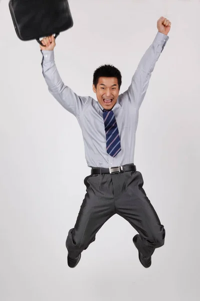 Ein Junger Geschäftsmann Springt Mit Einer Aktentasche — Stockfoto