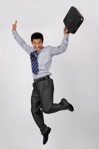 Молодой Бизнесмен Прыгает Портфелем — стоковое фото
