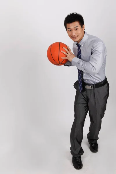 一个打篮球的商人 — 图库照片