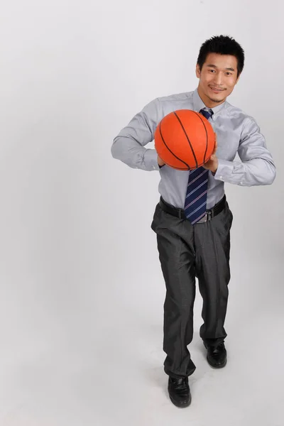 Podnikatel Hrající Basketbal — Stock fotografie