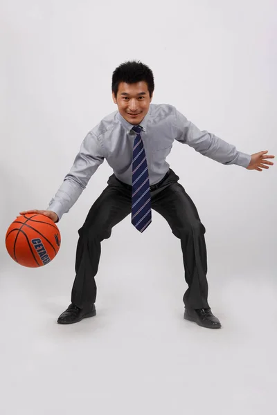 Biznesmen Grający Koszykówkę — Zdjęcie stockowe