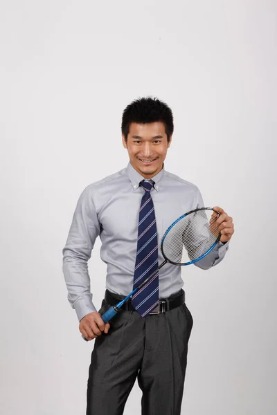 Młody Człowiek Grający Badmintona Ubraniach Biznesowych — Zdjęcie stockowe