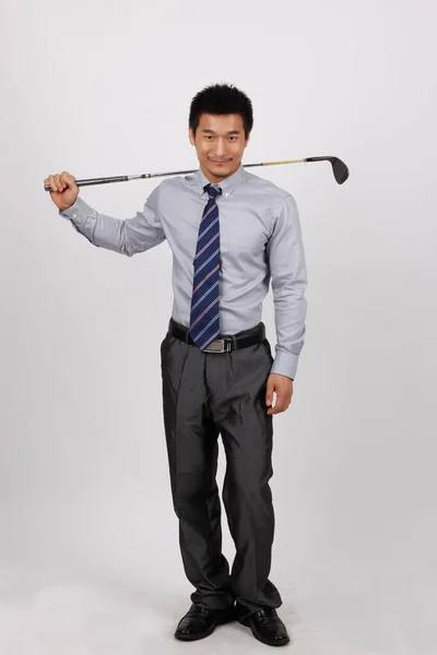 ゴルフウェッジを持つ若いビジネスマン — ストック写真