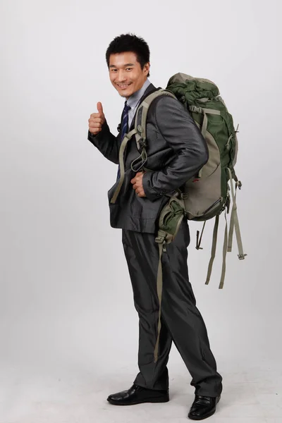 Ein Geschäftsmann Mit Einem Rucksack Auf Dem Rücken — Stockfoto