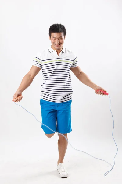 カジュアルな服を着たロープを持つ若い男 — ストック写真