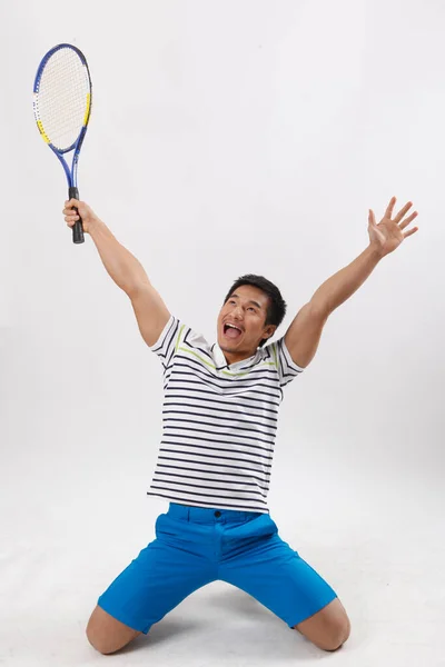 Молодой Человек Играет Бадминтон Повседневной Одежде — стоковое фото