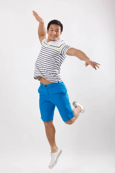 Mladý Muž Hrající Volejbal Neformálním Oblečení — Stock fotografie