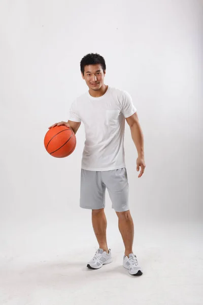 Jovem Jogando Basquete Roupas Casuais — Fotografia de Stock