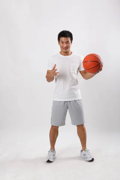 Young Man Playing Basketball Casual Clothes — Stock Photo, Image