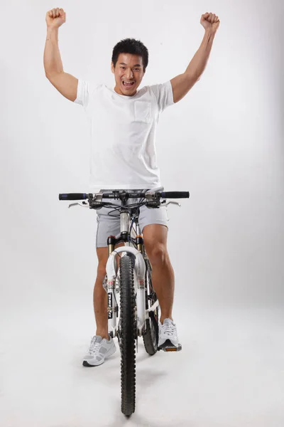 Joven Montando Bicicleta Con Ropa Casual — Foto de Stock
