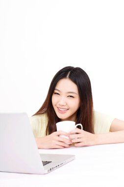 Bilgisayar kullanan genç bir kadın.