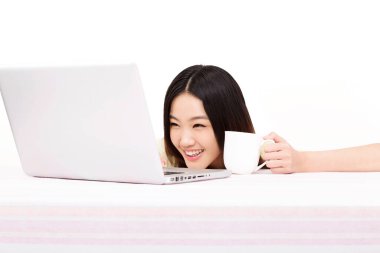 Bilgisayar kullanan genç bir kadın.