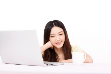 Bilgisayar kullanan genç bir kadın.