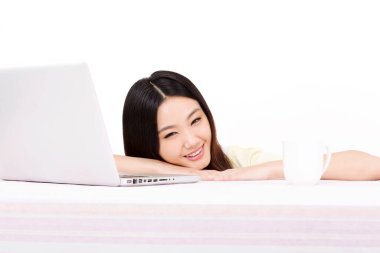 Bilgisayar kullanan genç bir kadın.