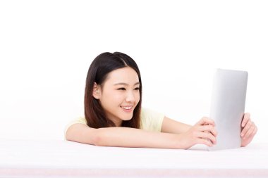 Ipad kullanan genç bir kadın.