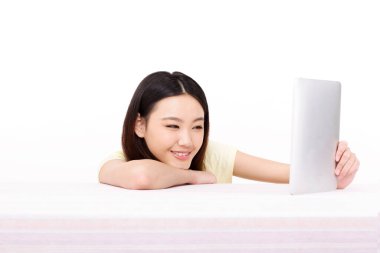 Ipad kullanan genç bir kadın.