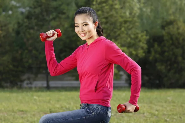 Joven Haciendo Ejercicio Con Mancuerna Aire Libre — Foto de Stock