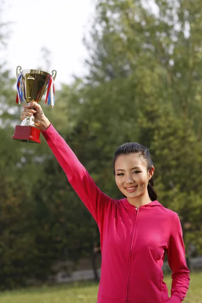 Jonge Vrouw Met Een Trofee — Stockfoto