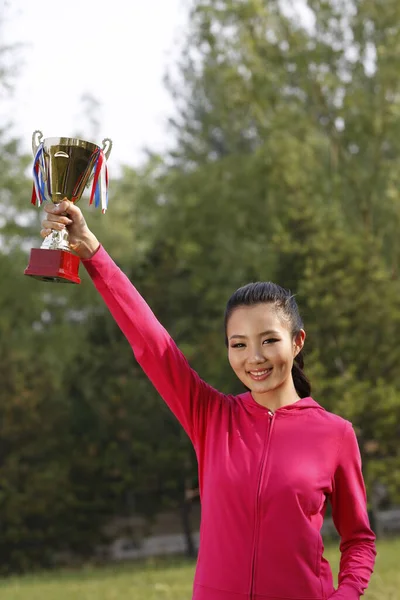 Jovem Segurando Troféu — Fotografia de Stock