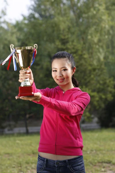 Jonge Vrouw Met Een Trofee — Stockfoto