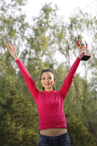 Jeune Femme Tenant Trophée — Photo