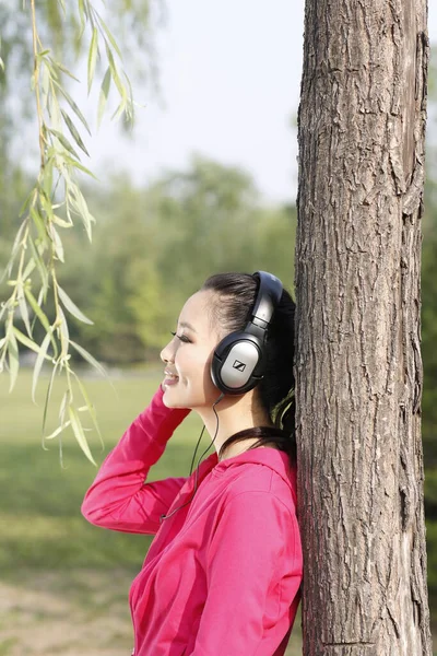 Giovane Donna Che Indossa Auricolare Ascoltare Musica — Foto Stock