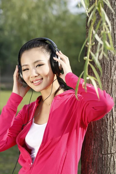 Giovane Donna Che Indossa Auricolare Ascoltare Musica — Foto Stock