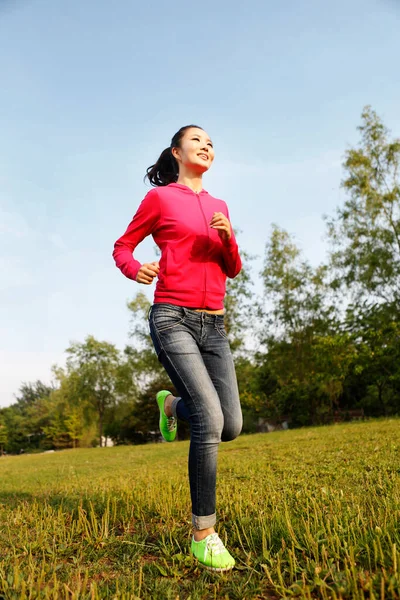 Mujer Joven Corriendo Aire Libre — Foto de Stock