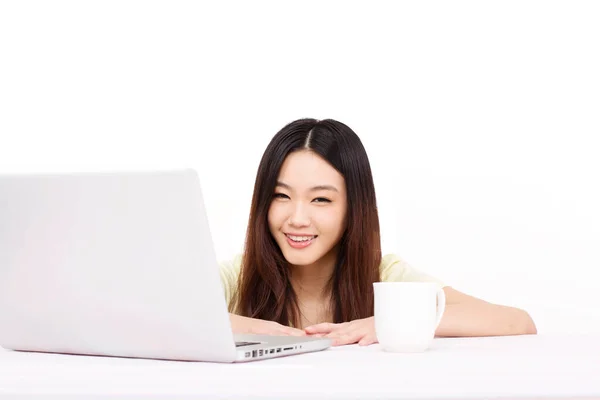 Jovem Mulher Usando Computador — Fotografia de Stock