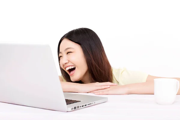 Mujer Joven Usando Computadora — Foto de Stock