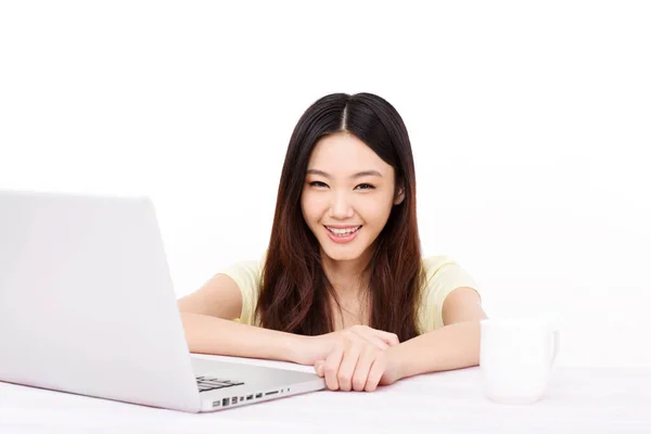 Mujer Joven Usando Computadora —  Fotos de Stock
